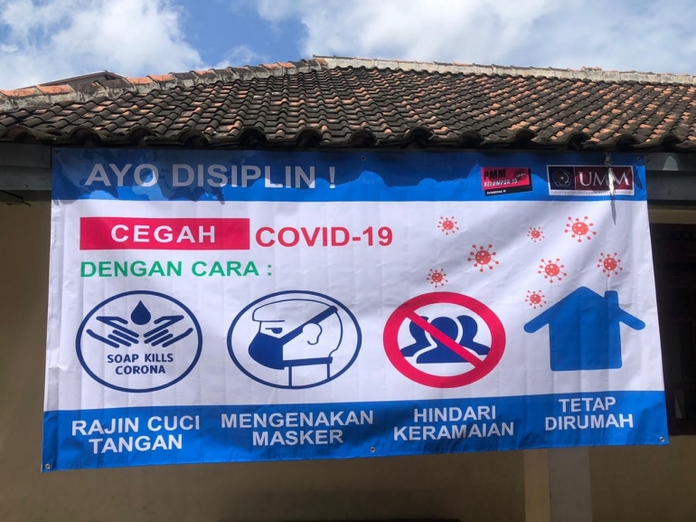 Pemasangan banner di Kantor Balai desa Wado (Dokpri)