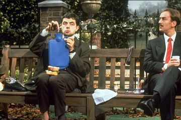 Mr. Bean sedang membuat teh di alat penghangat/pengompres tubuh. Sumber: Grid.ID