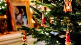 Natal bukan tentang merangkai dan menghias pohon natal yang indah. Tapi bagaimana kita juga merangkai hidup kita dengan kebaikan. Menghiasinya menjadi lebih indah dengan cara memuliakan Tuhan dan menjadi berkat bagi sesama. Sumber:Tribunstyle. com