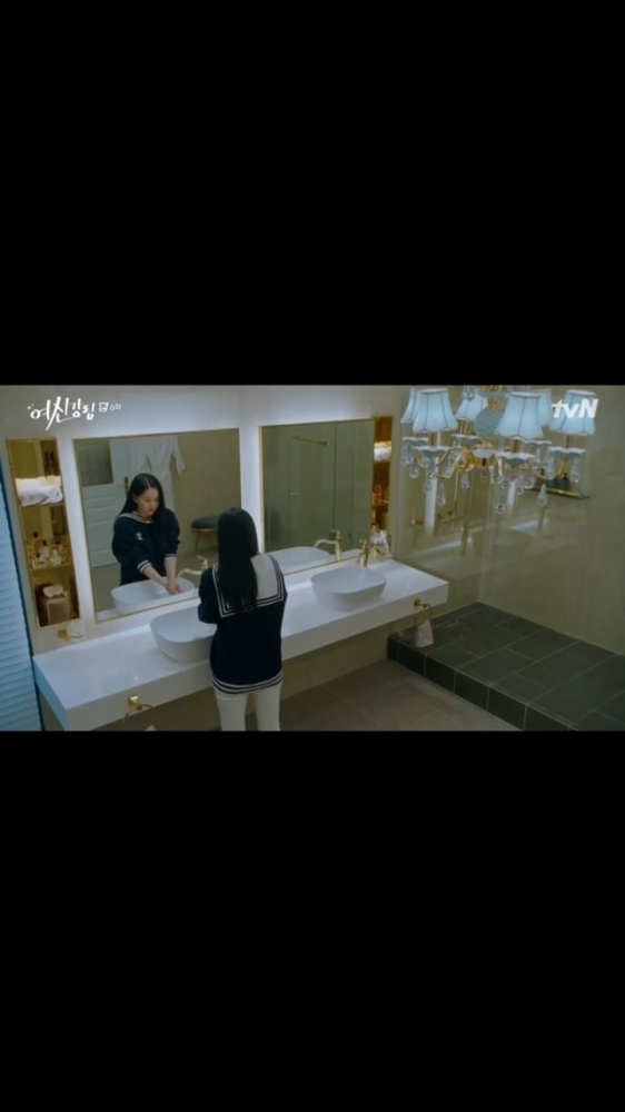 Tangkapan Layar Drama True Beauty Eps. 6-Kang Soo Jin Melakukan Self-Harm (Dok.Pribadi)