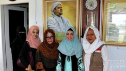 Siti Hardijanti Rukmana (Tutut Soeharto) dan Siti Hutami Endang Adiningsih (Mamiek Soeharto) berfoto bersama keluarga Rizieq Shihab di Markaz Syariah di Megamendung, Bogor, Jawa Barat, Rabu (10/4/2019) | Foto: Cendananews.com