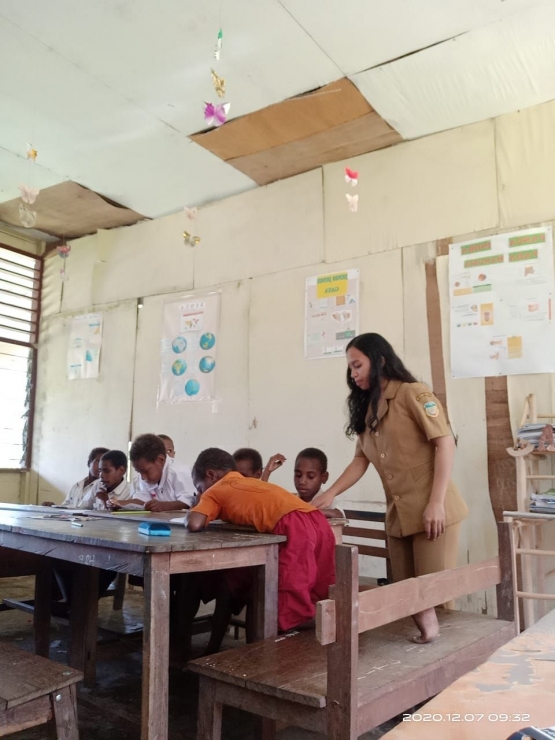 Mengajar dengan penuh cinta di Papua- dok Susana Alkorisna