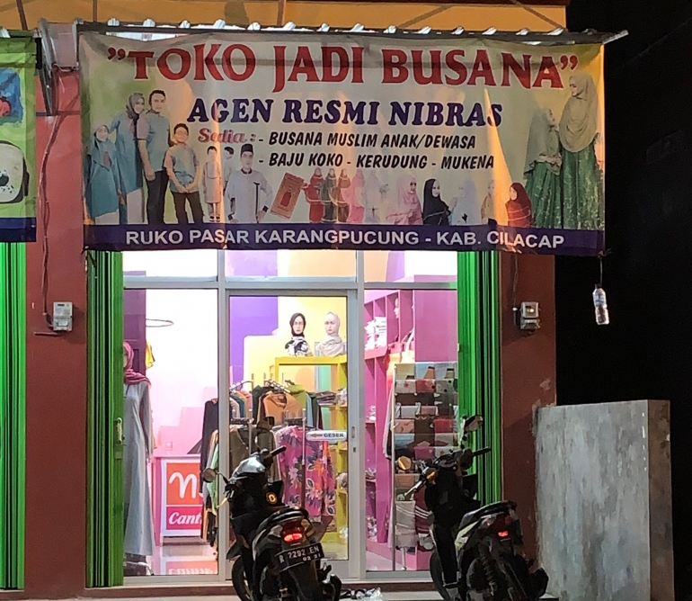 Toko Jadi Busana berada di kawasan Pasar Karangpucung (Foto: Nahdia)