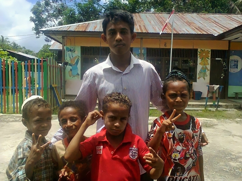 Bersama anak-anak kampung Irarutu, Distrik Babo