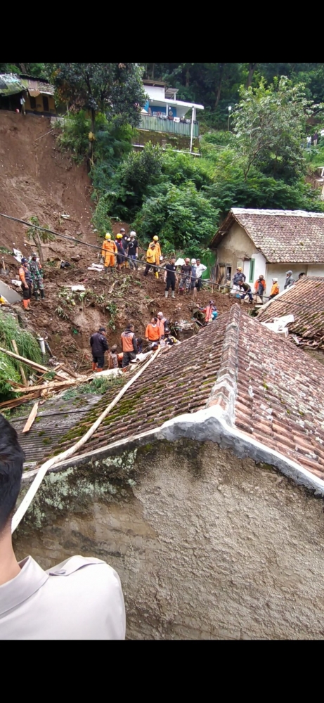 Tebing sekitar 10 meter longsor menimpa dua rumah di kampung Lebak Cihideung 24/12 (Dokpri)