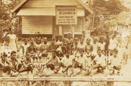 Ibu Mariyati (kanan), Ferry (tengah), bersama guru (kiri) dan siswa-siswi SD Sejahtera III (dokpri)