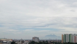 Gunung Salak dipandang dari atas sebuah gedung di Cawang, Jakarta. Hanya untuk pemanis saja, agar tak mual baca artikel ini. (Dokpri)