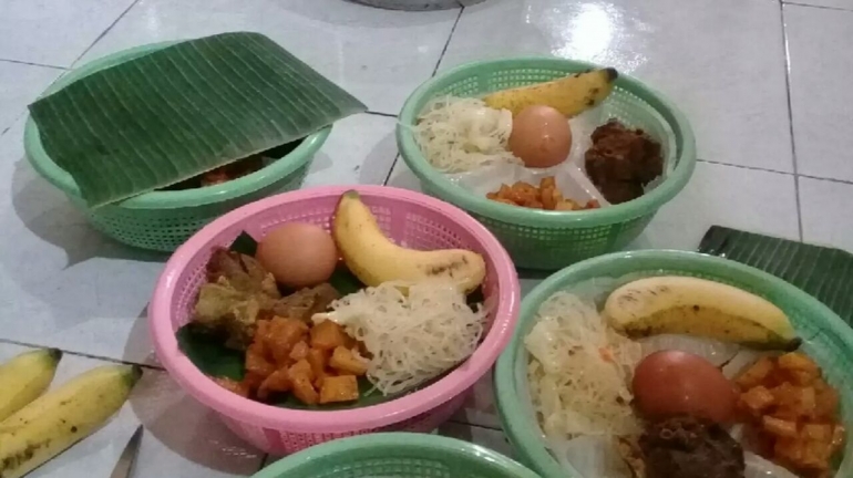 Nasi brekat kenduren daging ayam dan telor/cookpad.com