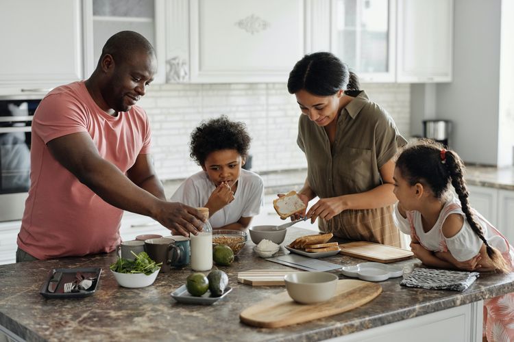 Memasak bersama keluarga sebagai salah satu alternatif kegiatan mengisi liburan panjang.(DOK. PEXELS via Kompas.com)