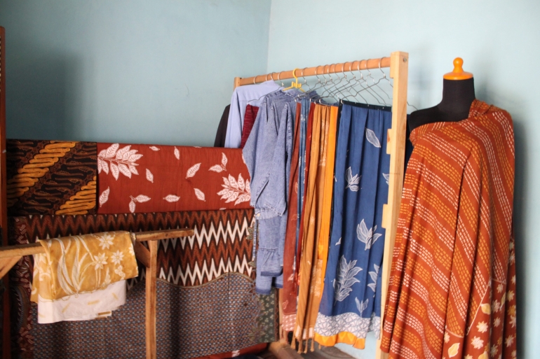 Hasil produksi Batik Rempah berupa kain, scarf, dan pakaian jadi (Foto: Sa'idatuz Zakiyah)