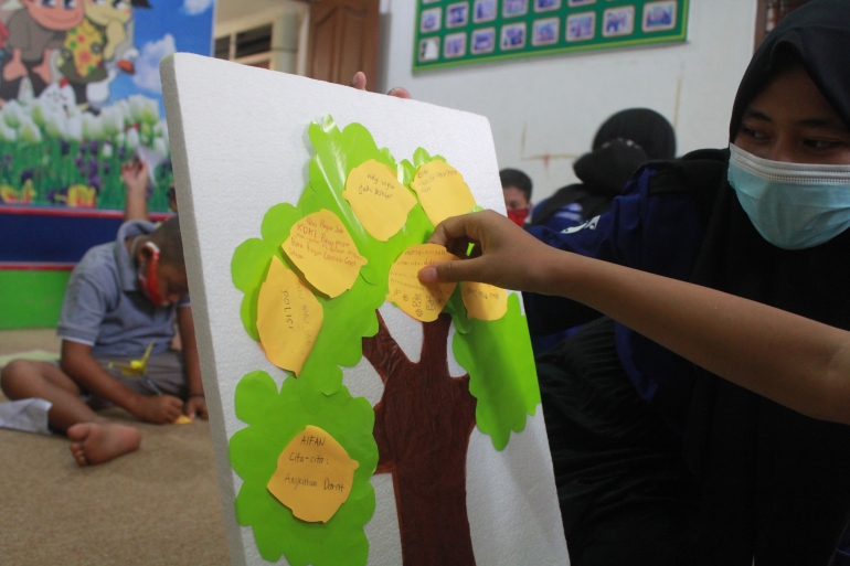 Anak-anak penderita kanker yang menempelkan harapan dan cita-cita ke media bergambar pohon, Minggu (20/12/2020)Anak-anak penderita kanker yang menempelkan harapan dan cita-cita ke media bergambar pohon, Minggu (20/12/2020)/Dokumentasi GenBI