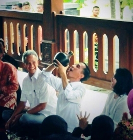 Pak Jokowi Nglonggo/Ngglogo Air dari Kendi | infoblora.com
