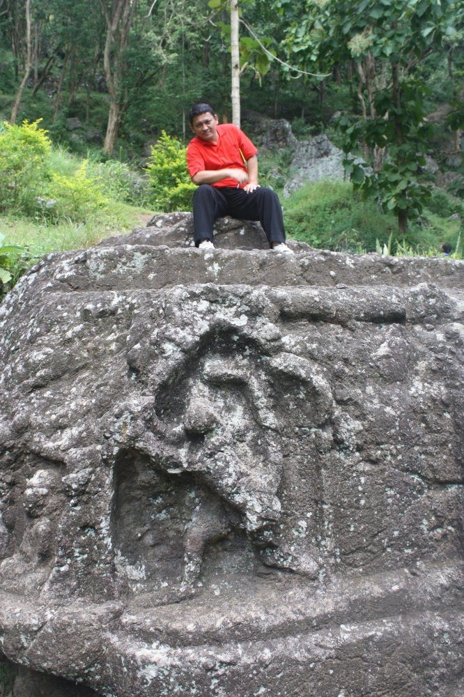 Guratan adegan pada batu di kompleks goa Pasir, Tulungagung, Jawa Timur|Dokumentasi pribadi