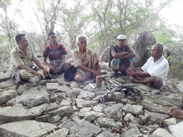 Tradisi lol ton/foa ton suku Timor Dawan Haumeni di atas puncak Gunung. Sumber: Facebook Pemerintah Desa Hauemni;