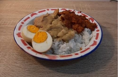 Masakan hasil karya Mas. Ayam opor dan telur rebus. (Dokpri)