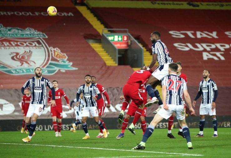 Foto: Semi Ajayi berduel di udara dengan beberapa pemain Liverpool (Sumber : Getty Images)  