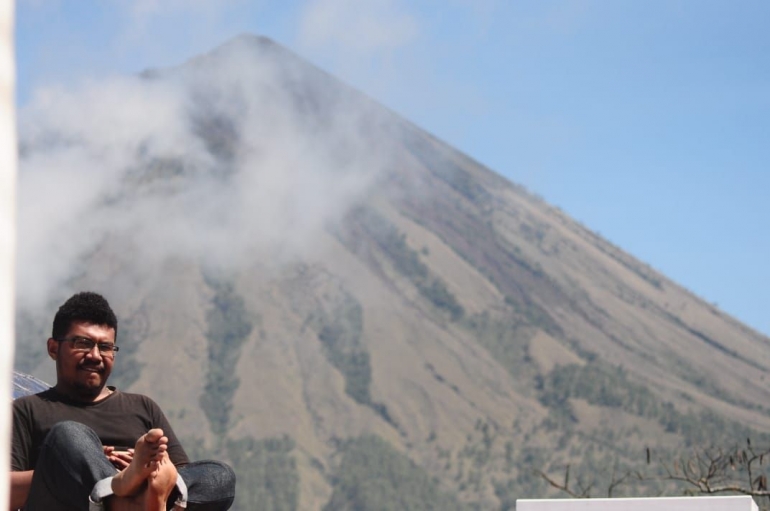(Gunung Inerie dilihat dari lantai atas Cafe Heavens Door. Dokpri, 2018)