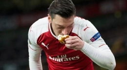Ozil mencium roti yang dilemparkan ke tempat dia akan mengambil sepak pojok. Gambar: News Group Newspapers Ltd via Tribunnews.com