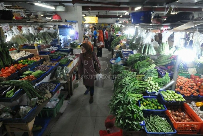 Suasana los sayur-sayuran di pasar (sumber gambar: Republika/Prayogi)