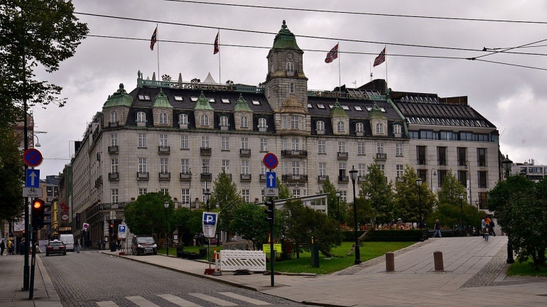 Grand hotel Oslo yang terkenal. Sumber: Bahnfrend / wishqatar.org