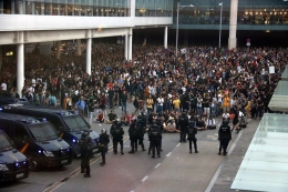 Demonstran di Bandara El Prat Barcelona. Sumber: medol / lifehopeandtruth.com