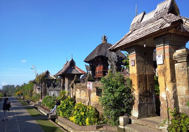 Rumah di Desa Penglipuran berarsitektur khas Bali, Angkul-angkulnya yang seragam 