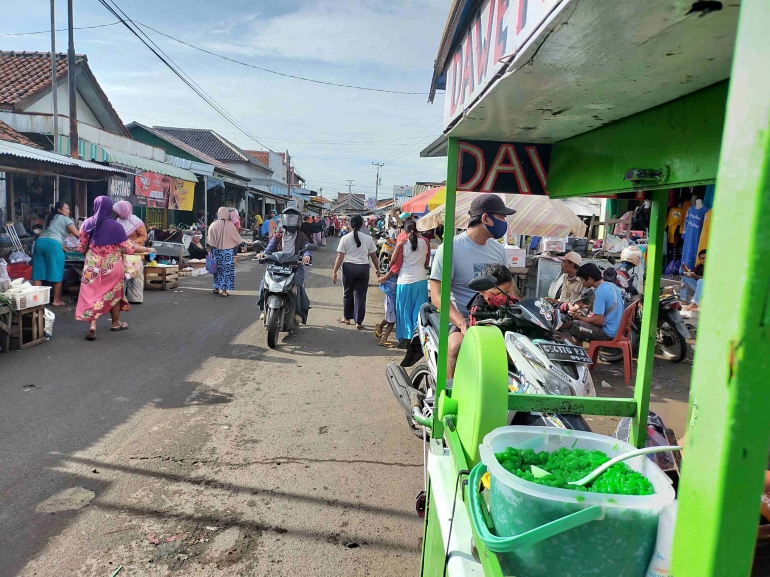 Pasar tumpah di sepanjang jalan manijah raya Klampok, Brebes. Dokpri.
