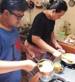 Chef ganteng Kaka dan Mas sedang masak Fettucini Carbonara dengan olahan telur dan kaldu ayam.