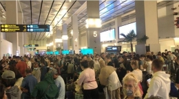 Viral Kerumunan di Terminal Kedatangan Bandara Soetta Paska Diumumkan Pelarangan WNA Masuk Indonesia, Sumber: Tribune