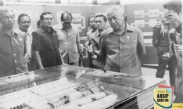 Kunjungan Presiden Soeharto ke pabrik kertas Leces pada 28 Desember 1985 (Foto: Arsip Nasional Republik Indonesia)