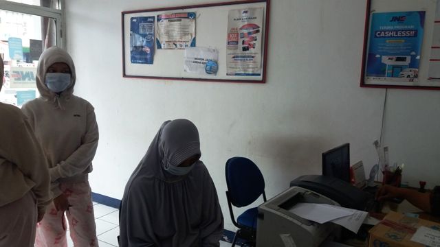 Layanan tepat waktu dan terjamin mutunya dari JNE membuat bahagia sekaligus lega para pengirim maupun penerima paket, terutama saat pandemi (Dokpri)