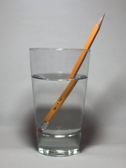 Pembiasan pada sebuah gelas berisi air. Sumber Gambar : Pixabay.