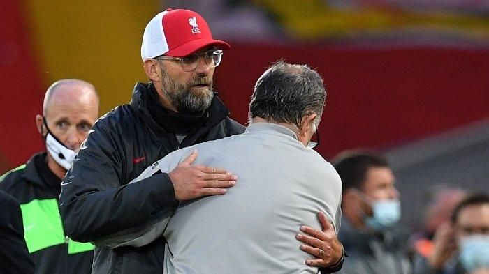 Klopp dan Bielsa pasca laga pembuka Premier League 2020/21. Gambar: Paul Ellis/Pool/AFP via Tribunnews.com