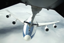 Pesawat E-4B memiliki kemampuan melakukan isi ulang bahan bakar di udara. Sumber gambar: www.thedrive.com