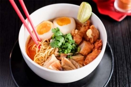 Mie instan lengkap dengan telur dan daging ayam | Sumber gambar : www.resepkuerenyah.com