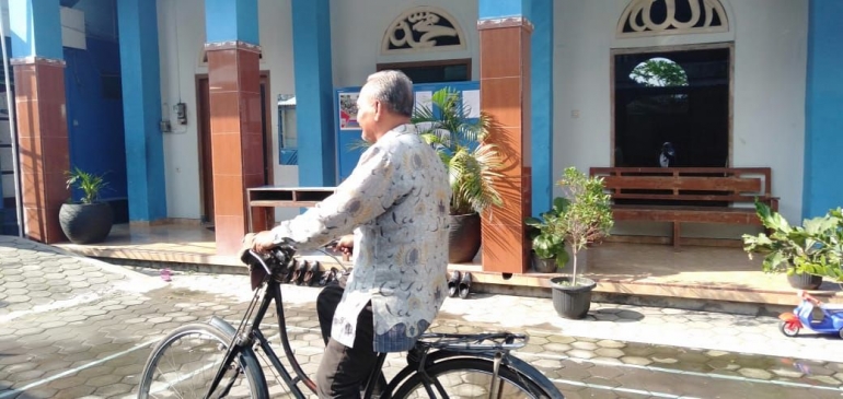  Pak Trimo dengan sepeda tuanya (Dokpri)