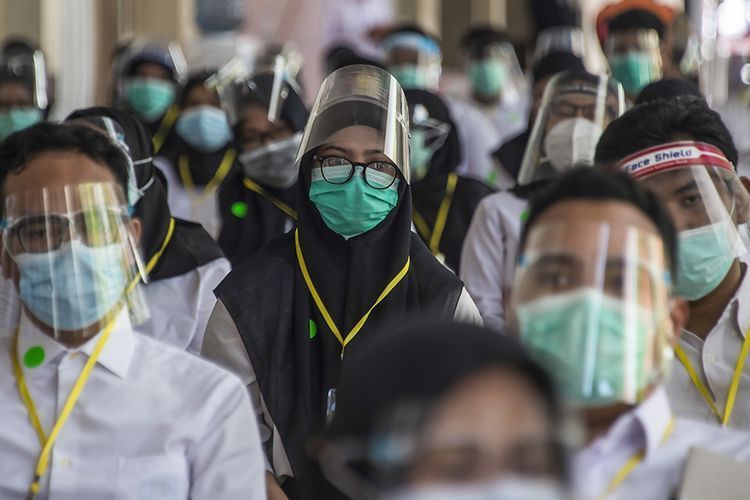 Peserta mengikuti ujian Seleksi Kompetensi Bidang (SKB) Calon Pegawai Negeri Sipil (CPNS) di Surabaya, Selasa (22/9/2020). (AFP/JUNI KRISWANTO)