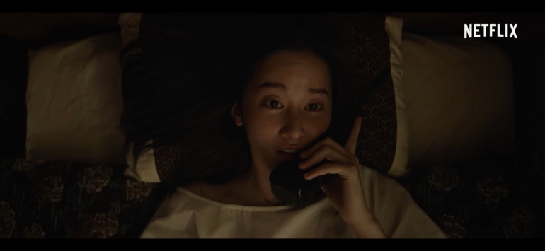 Young-sook menelepon Seo-yeon. Sumber: YouTube Official Trailer The Call