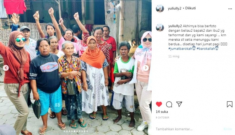 Mbak Yuli (Paling kanan, kacamata hijau) menebar bahagia dalam kegiatan Komunitas Jum'at Barokah. Sumber Gambar: Instagram Mbak Yuli.
