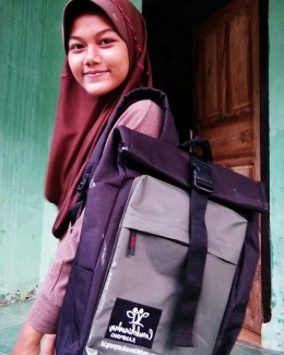 Senyum anak kampung yang memiliki tas sekolah baru (dok. CK, 2020)
