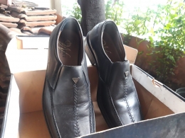 Sepasang sepatu hadiah untuk ayah. Foto: Dokpri