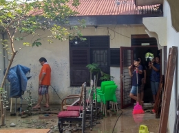 Bou (Tante) dan Uda (Paman) membersihkan di depan rumah saat membersihkan genangan banjir pada 26 Desember 2020. (Dok. Pribadi)