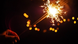 Menyalakan kembang api di malam pergantian tahun. Gambar: upswell.com