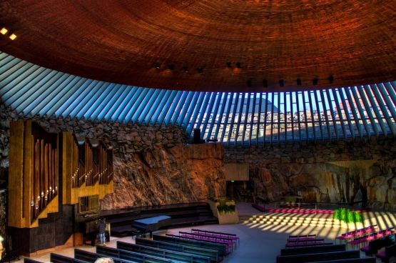 Interior Gereja Batu Temppeliaukion. Sumber: Matthew Duncan / wikimedia