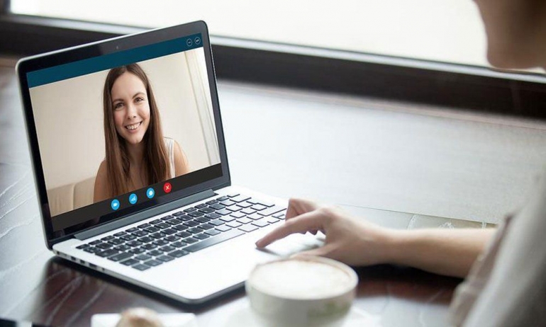 Perjumpaan virtual menggunakan videocall. Sumber: tipsPintar.com.