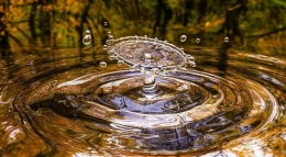 ilustrasi gambar bening air sebagai refelesi diri (sumber gambar: pixabay.com)