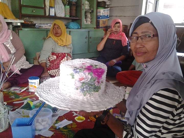 Salah satu peserta pelatihan, menghias topi dari koran bekas dengan teknik decoupage. (Foto : Elvidayanty)