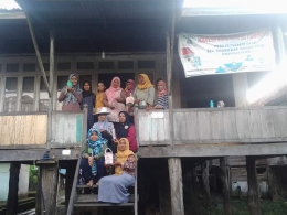 Bersama peserta pelatihan decoupage dan pengelola Sekolah Bank Sampah. (Foto : dokpri)