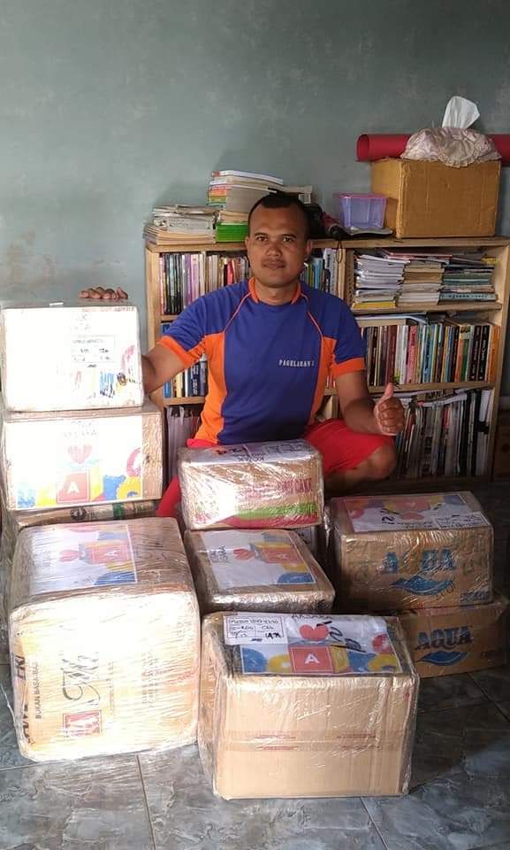 Kami sebagai perpanjangan tangan menerima buku bacaan untuk dipergunakan sebaik-baiknya. dok. Pribadi