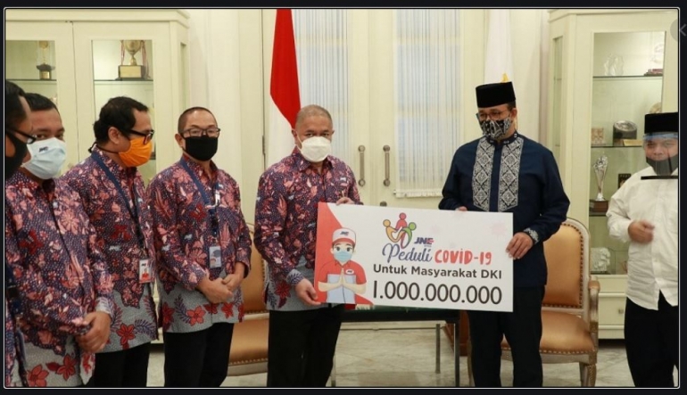 Penyerahan Donasi JNE kepada Pemprov DKI Jakarta (Sumber; ayojakarta.com)